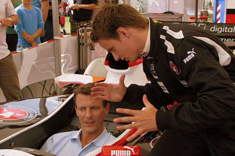 Hans Kongelige Højhed Prins Joachim var spørgelysten og viste stor indsigt i motorsport. FC Midtjyllands Superleague Formula-kører Kasper Andersen (th) delte gerne ud af sine erfaringer.